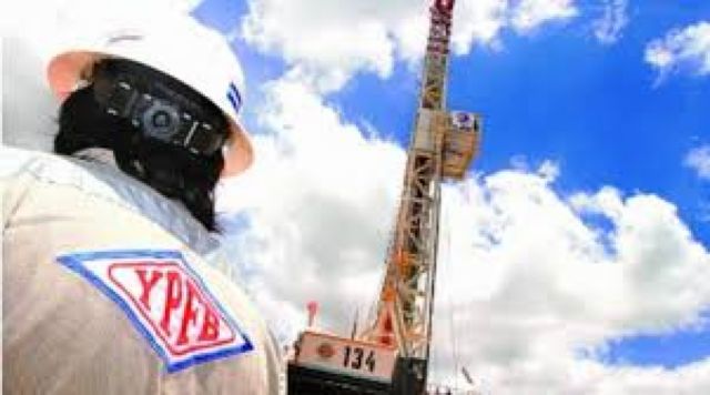 Fiscalía imputa a expresidente de YPFB por contrataciones irregulares