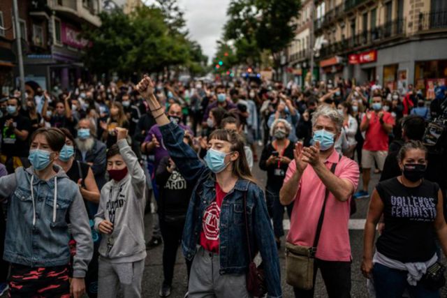 Protestan en España por gestión ante el coronavirus