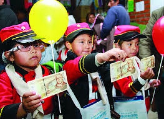 Expertos temen riesgo en la entrega del Bono Juancito Pinto