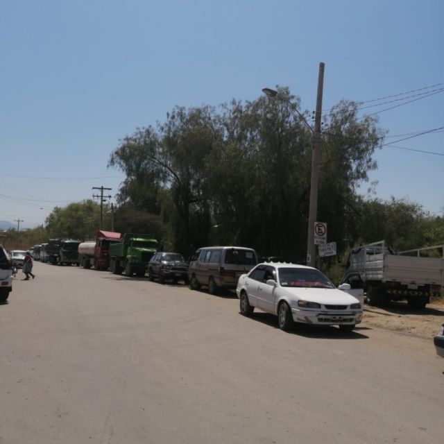 Fila de vehículos en la gasolinera 