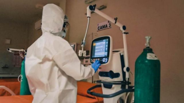 En plena suba de contagios Covid, estalla lío por salarios en Salud