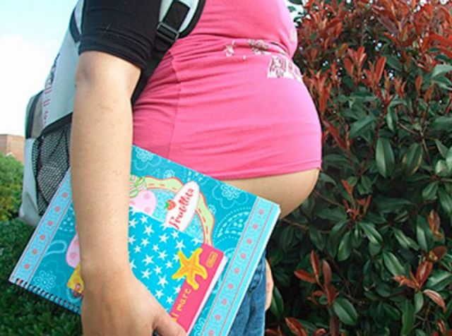 El municipio de Tarija aborda la temática de embarazos adolescentes con padres de familia