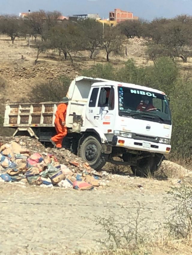 Encuentran vehículo de la Alcaldía de Tarija botando escombros en Aranjuez