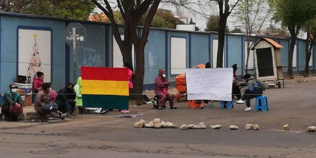 Comerciantes de mercados bloquean las calles de Tarija