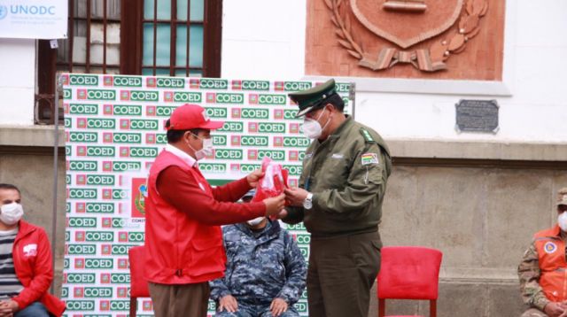 Entregan insumos de bioseguridad a la Policía y FFAA para iniciar con patrullajes preventivos en Tarija