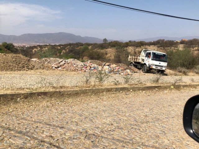 Imágenes evidencian un vehículo de la Alcaldía en el barrio Aranjuez