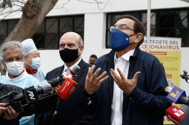 Vizcarra visita el centro de pruebas de vacuna china