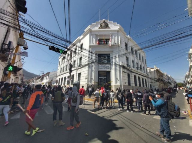 Policía interviene protesta que pide renuncia de Lanchipa en Sucre
