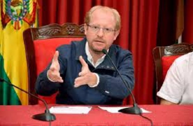 Covid: Oliva se rebela y corrige por decreto los excesos del Gobierno