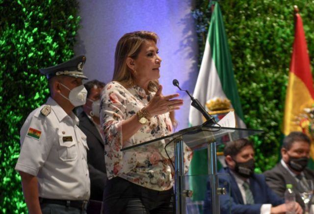 Áñez instruye "rescatar con vida" a policías secuestrados de Umopar