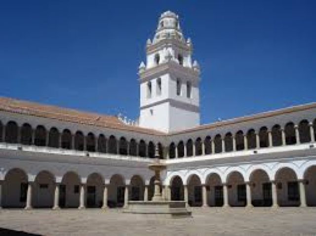 Universidad San Francisco Xavier reporta poca cantidad de postulantes a las carreras semestralizadas