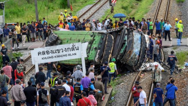 Colisión entre un tren y un autobús deja 18 muertos y 44 heridos en Tailandia 