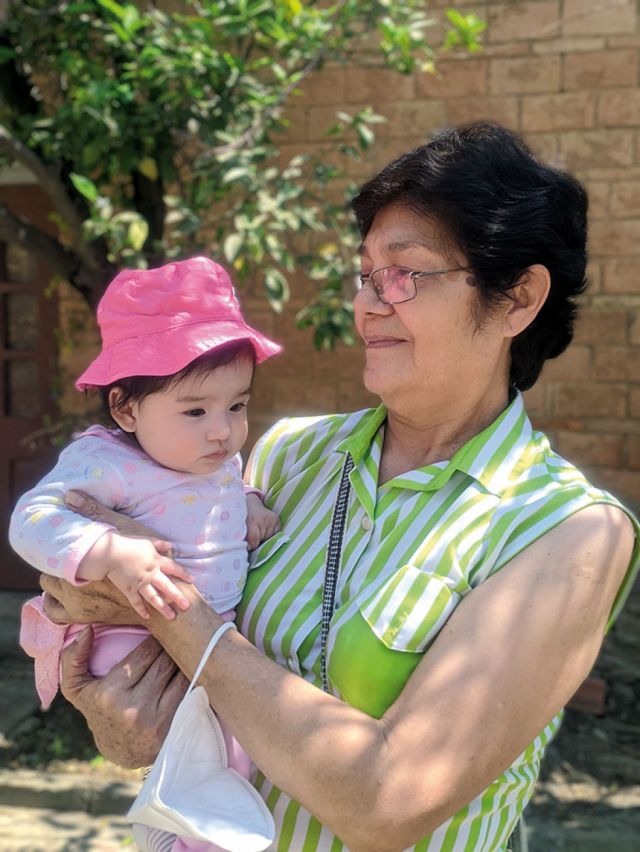 Abuela y nieta: Elva Luz Estrada y su pequeña nieta.
