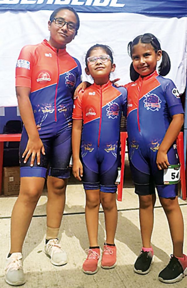 María del Carmen Gordy, Larissa Iturbe y Luana Quiroga del “Club de Patinaje La Salle”.