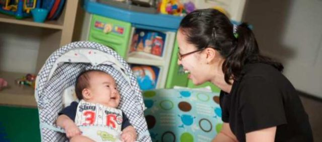 Longevidad de una mujer y la edad a la que ha dado a luz por última vez