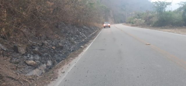 ABC despeja carretera Bermejo-Tarija, controlan incendio en sector de La Goma 