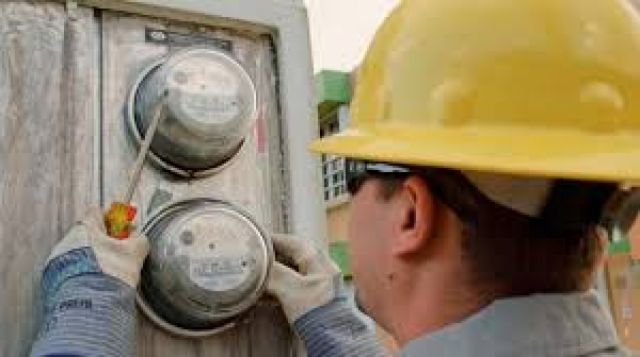 Corte de energía sin anuncio altera a vecinos de Tarija