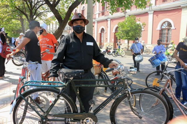 Don Roberto Alvarado llevó su bicicleta del año 85, que era su medio de transporte mientras fue minero.