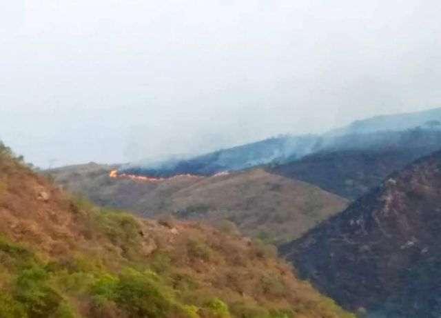 Piden otro helicóptero para fuego en Villa Montes 