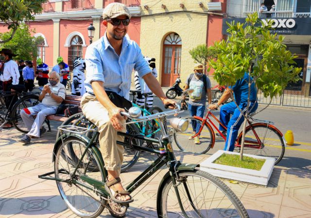 Diego Pizarro lució un atuendo acorde al estilo de su bici.