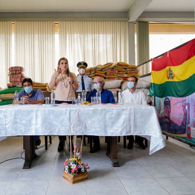 Áñez entrega alimentos a damnificados de los municipios de Yacuiba y Villamontes