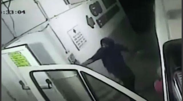 Balean a un médico en la puerta de su hospital