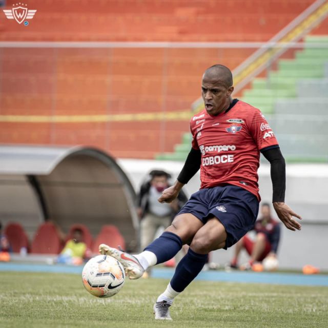 Wilstermannn apunta los  cañones hacia Colo Colo 