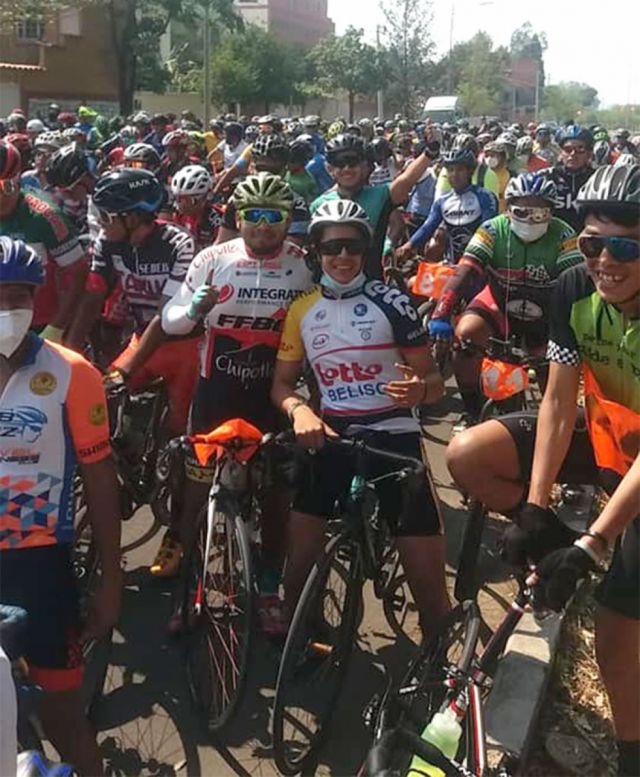 Los ciclistas preparándose para partir.