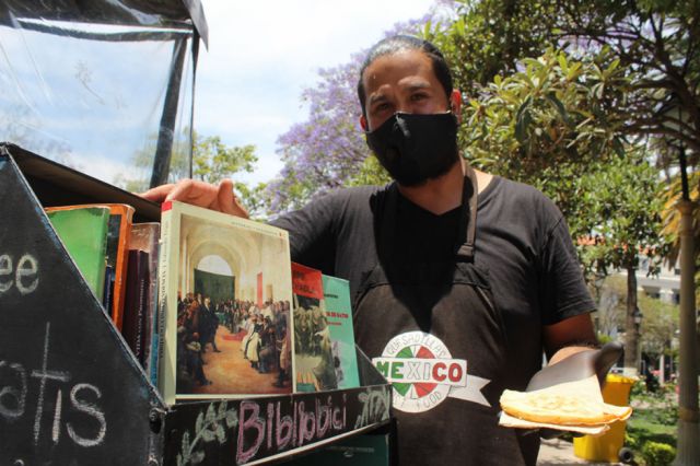 La “bibliobici” tuvo gran impacto  y hoy ha crecido en cantidad de libros