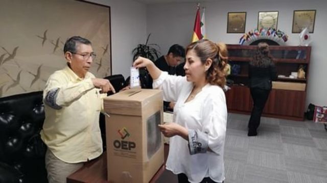 Primeras mesas cierran en Asia; el TSE garantiza un conteo transparente de votos