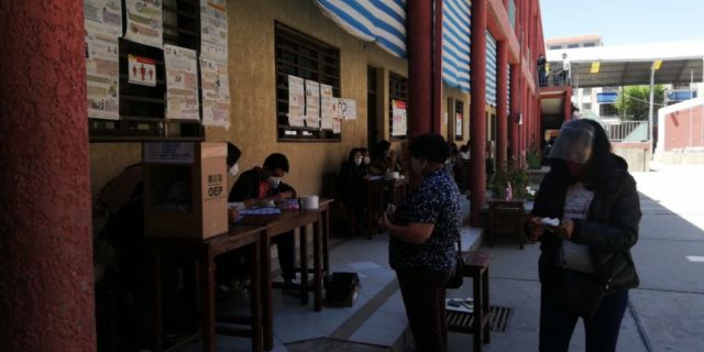 Electores emitiendo su voto en Tarija 