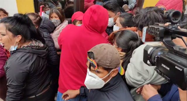 Pumari pide disculpas en Potosí mientras multitud le grita "vendido"