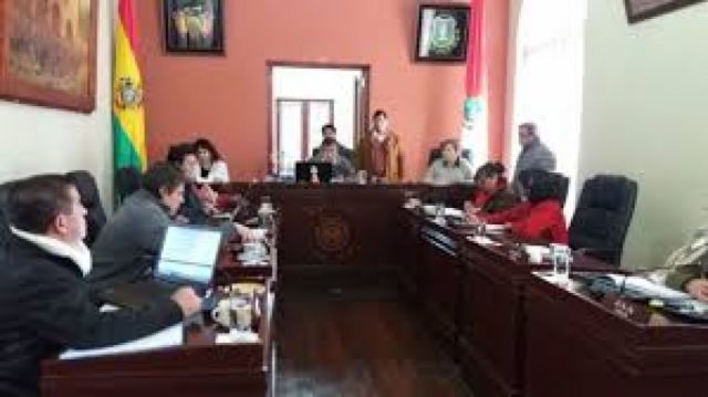 Sin acuerdo, Concejo gana tiempo para definir nuevo alcalde