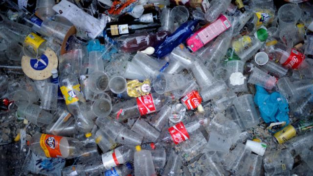 Desarrollan un eficiente método de reciclaje que convierte el plástico en una valiosa materia prima