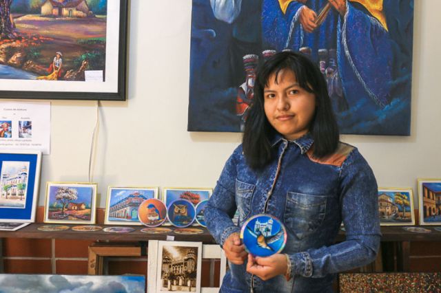 La joven artista de 17 años, Francia Calani, presenta una propuesta amigable con el medio ambiente, arte en CD’s reciclados.