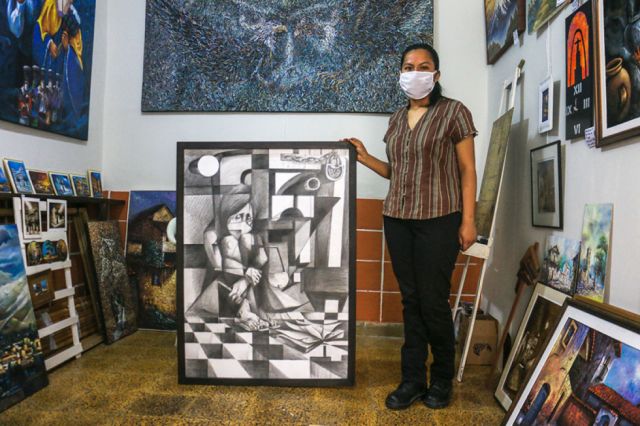 Phacsy Aymara muestra su cuadro ‘Incretidumbre’, que retrata la fragilidad de la educación en el país.