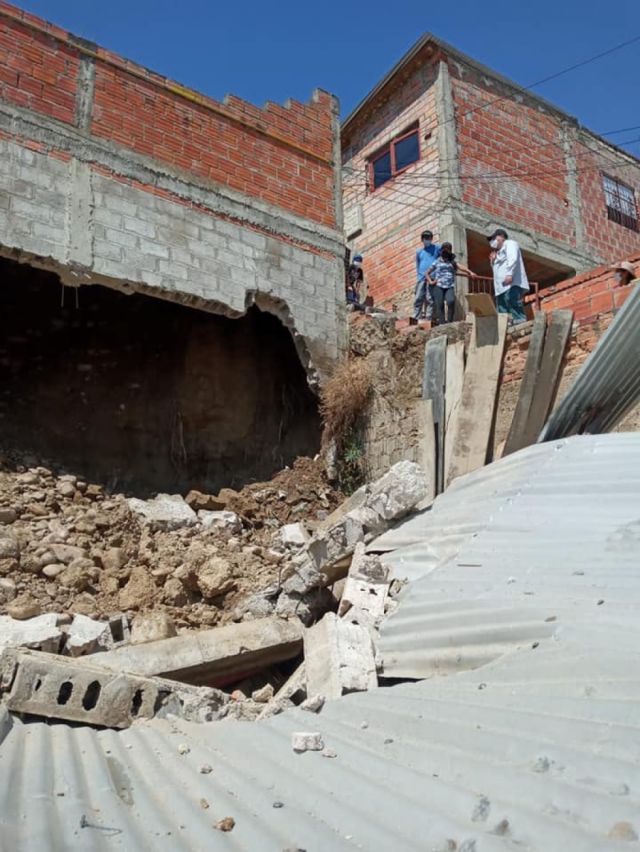 Lluvia provoca caída de árboles, anegamiento y derrumbe en viviendas de Tarija 