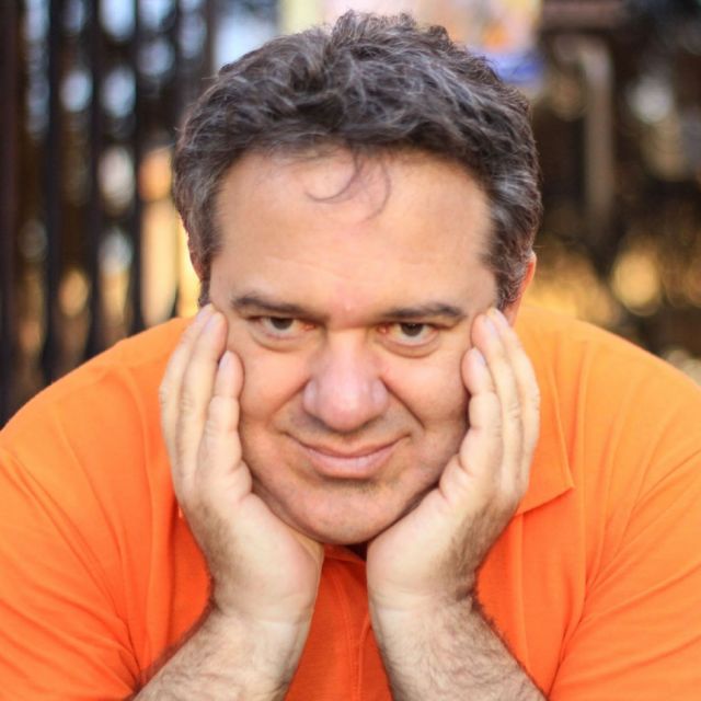 Rodrigo Ayala Bluske, cuyas producciones cinematográficas se enmarcan dentro del género de comedia, como ‘Día de Boda’, ‘Historias de Vino, Singani y Alcoba’ y ‘La Huerta’.