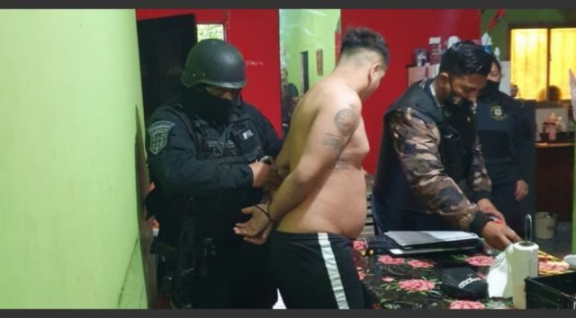 Dos jóvenes integraban banda de falsos policías