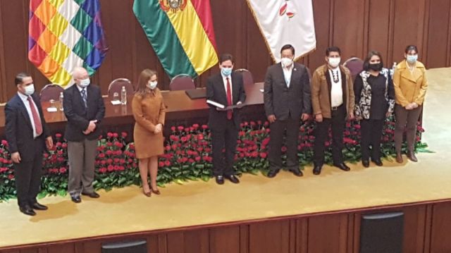 Arce y Choquehuanca reciben sus credenciales que les acredita como presidente y vicepresidente 