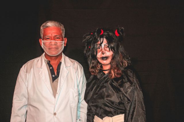 El director de la compañía teatral Juan Alberto Villa Ontiveros junto a Kimberly Arias Flores, en el papel del Covid-19.