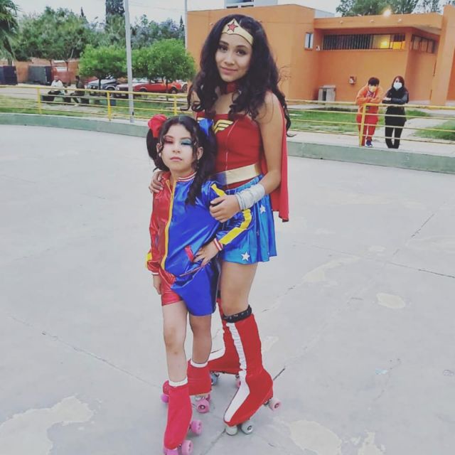 Alexandra Gordy como la mujer maravilla  y la pequeña Harley Quinn.