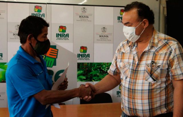 Comunarios reciben títulos agrarios