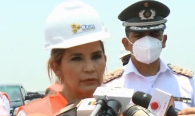 Áñez culpa a exministros Parada y Cruz por el desalojo de equipos en el hospital de Trinidad