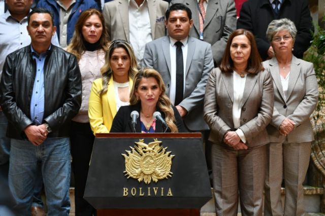 Áñez se despide del Gobierno destacando los bonos