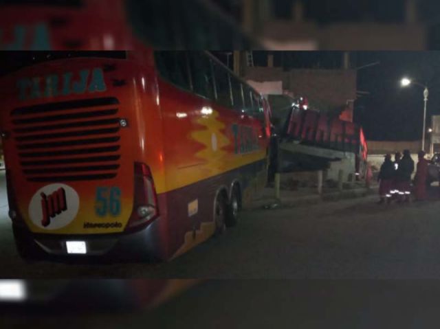Fallece un chofer del bus Tarija tras colisionar con una vivienda
