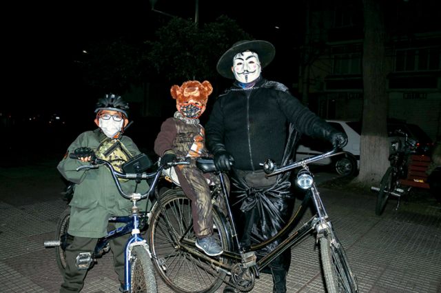 Ricardo Cazo junto a los pequeños Andrés Cazo y Uriel.