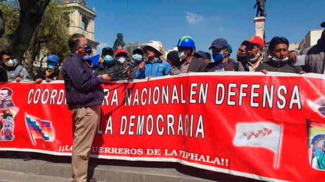 Afines al MAS proponen crear milicias armadas