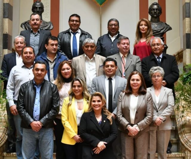 Marinkovic y Arias presentan su renuncia al Gabinete Ministerial