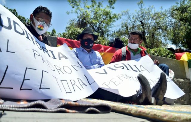Quispe instala vigilia frente al TSE, demanda auditoría al padrón